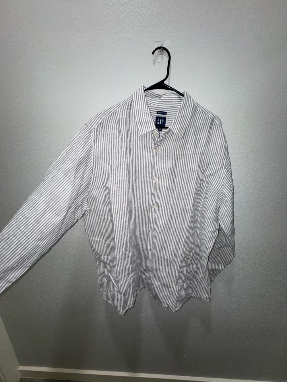 GAP Men's Blue and White Vertical Stripe Button-Up Shirt